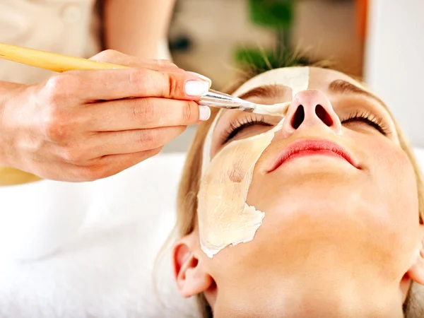 Máscara facial de arcilla en spa de belleza . —  Fotos de Stock