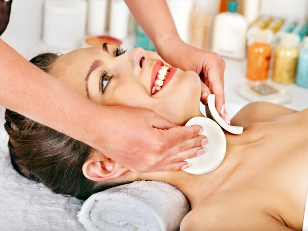 Kobieta zaczyna masaż twarzy . — Zdjęcie stockowe