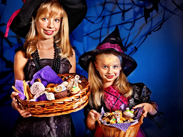 Bruja niños en fiesta de Halloween . — Foto de Stock