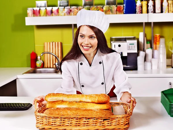 Chef donna con cibo in mano . — Foto Stock