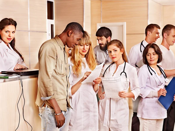 Grupa lekarzy w szpitalu w recepcji. — Zdjęcie stockowe