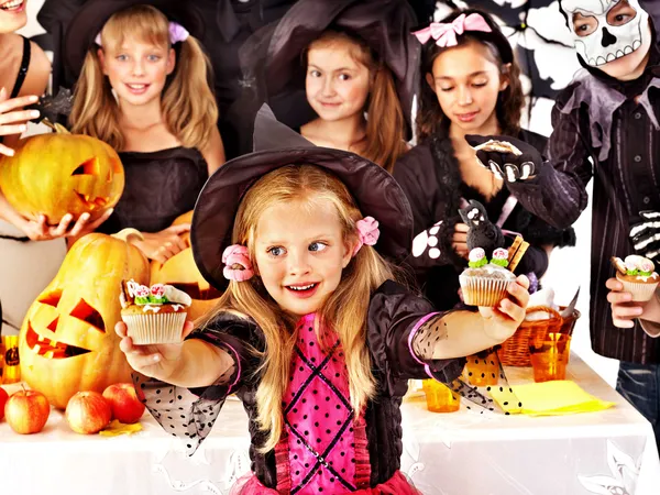 Хеллоуїн вечірка з дітьми тримає трюк або частування . — стокове фото