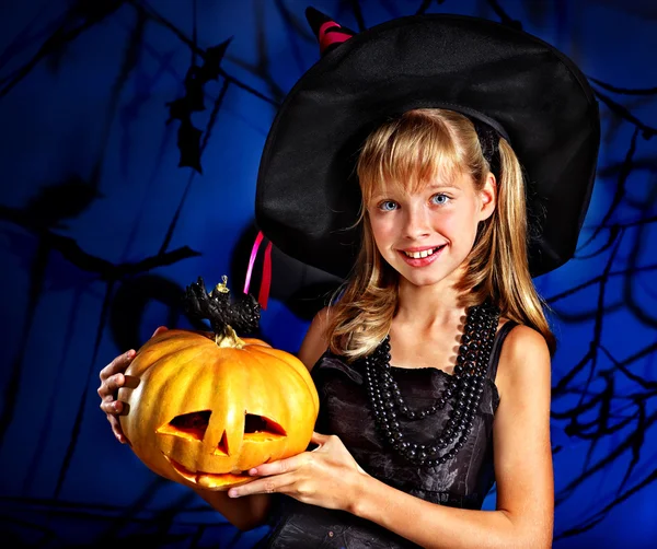 Niña bruja en fiesta de Halloween . — Foto de Stock