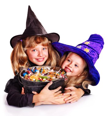Cadı çocuklar Cadılar Bayramı partisinde.