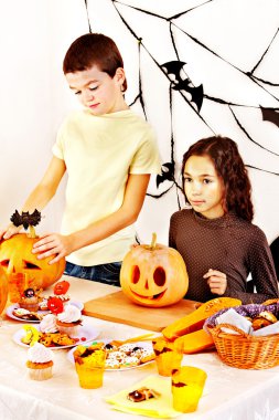 Cadılar Bayramı partisi ile çocuk oyun ya da şeker holding.