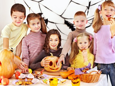 Cadılar Bayramı partisi ile çocuk oyun ya da şeker holding.