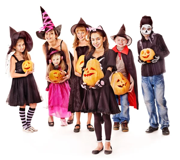 Festa de Halloween com criança de grupo segurando abóbora de escultura . — Fotografia de Stock