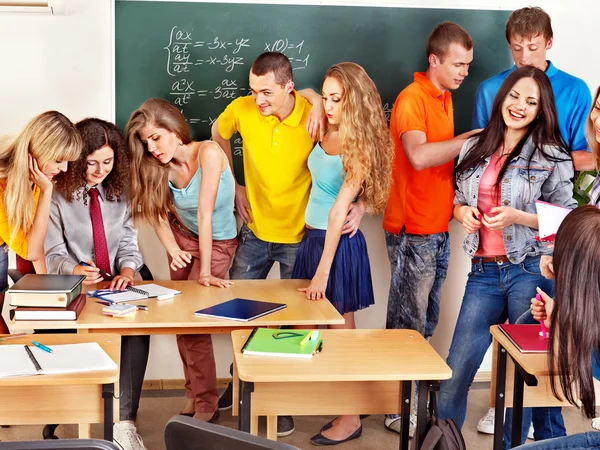 Estudante de grupo perto de quadro negro . — Fotografia de Stock