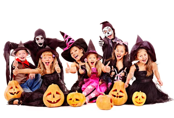 Festa de Halloween com criança de grupo segurando abóbora de escultura . — Fotografia de Stock