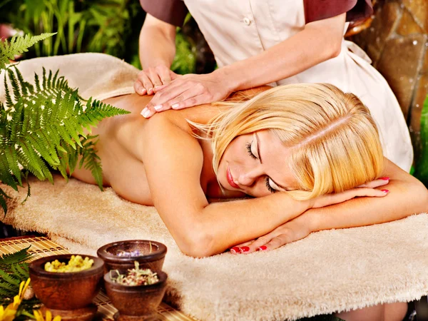 Frau bekommt Massage . — Stockfoto