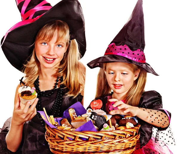 Häxa barn på halloween-fest. — Stockfoto