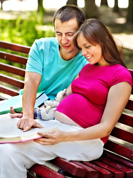 Pregnant woman with man outdoor. — Stock Photo, Image