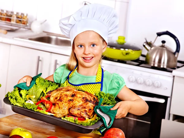 Woman cooking chicken at kitchen. — Stock Photo, Image