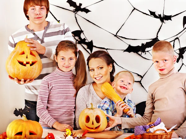 Rodina na Halloweenskou párty s dětmi. — Stock fotografie