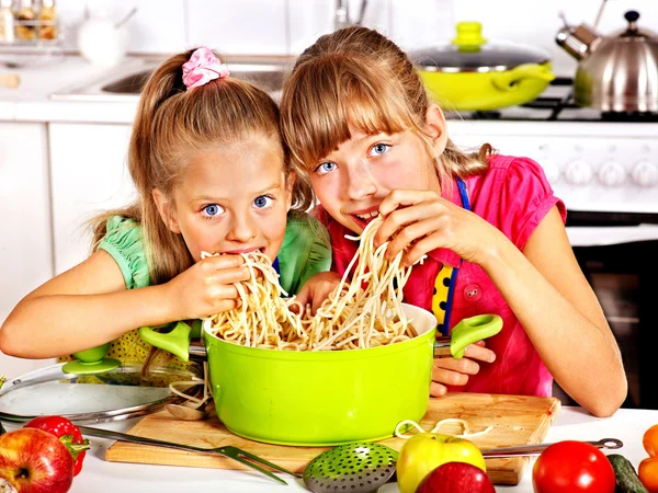 Crianças cozinhar na cozinha . — Fotografia de Stock