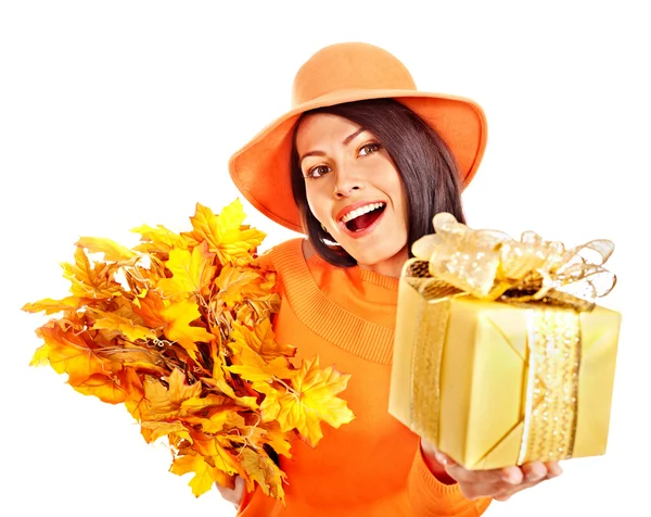 Woman holding autumn gift box . — Stock Photo, Image