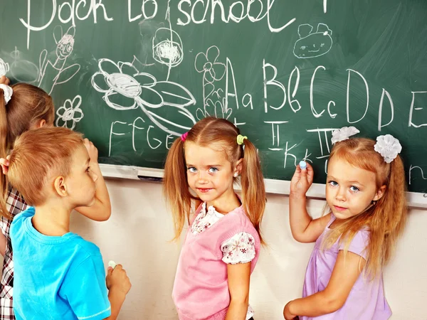 Kinderen schrijven op blackboard. — Stockfoto