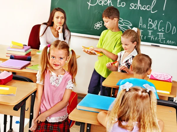 Kinderen in de klas in de buurt van blackboard. — Stockfoto