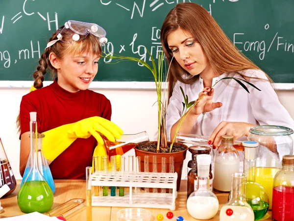 Child in chemistry class. — Stock Photo, Image