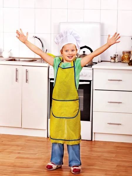 Dítě vaření v kuchyni. — Stock fotografie