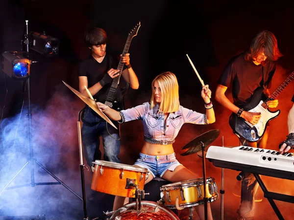 Band spelen muziekinstrument. — Stockfoto