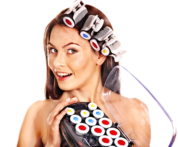 Mulher segurando encrespadores de cabelo para cabeça . — Fotografia de Stock