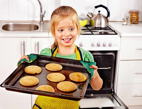 Girl baking cookies in the oven — Stock Photo, Image