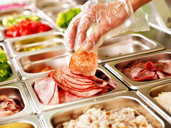 Podnos s jídlem na předváděčce v jídelně — Stock fotografie