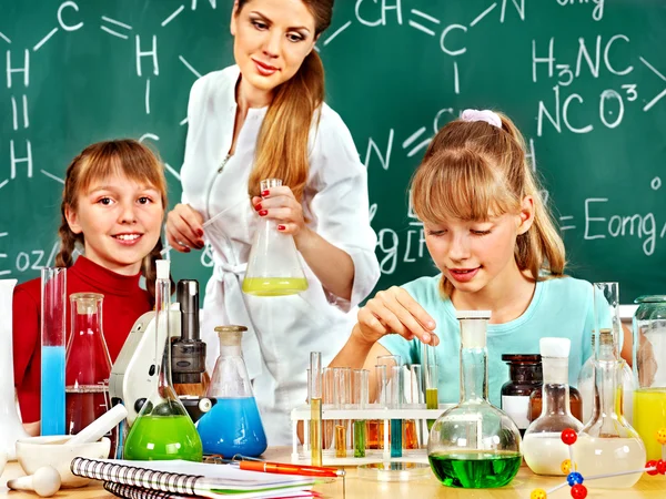 Niños en clase de química . —  Fotos de Stock