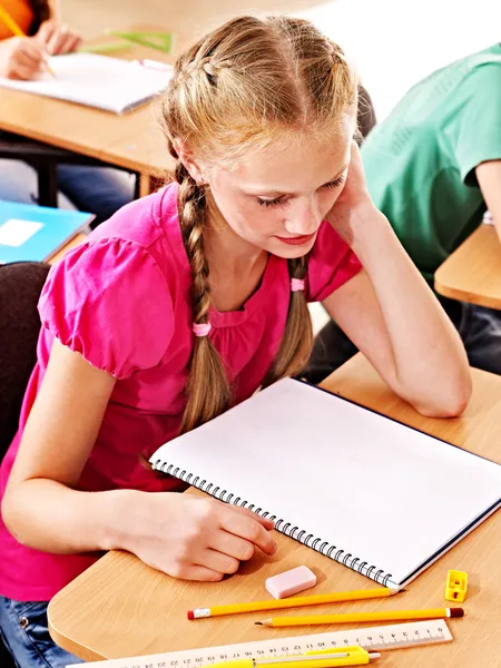 Schulkind sitzt im Klassenzimmer. — Stockfoto