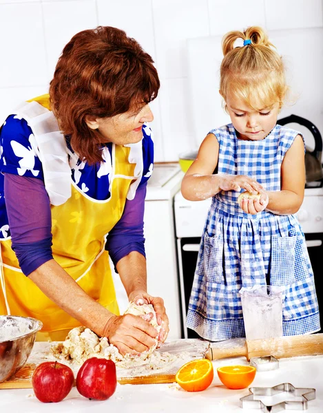 Babička a vnuk, pečení cukroví. — Stock fotografie