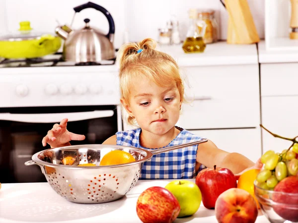 Kind kocht in der Küche. — Stockfoto