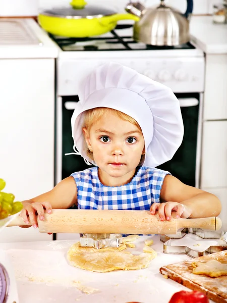 Bambino con pasta mattarello — Foto Stock