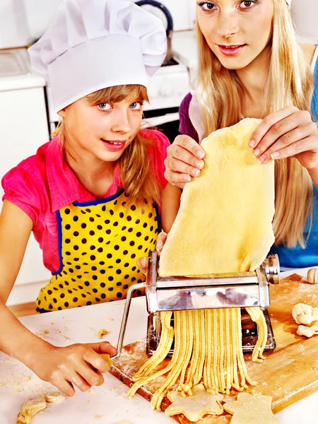 Moeder en kind maken van zelfgemaakte pasta. — Stockfoto