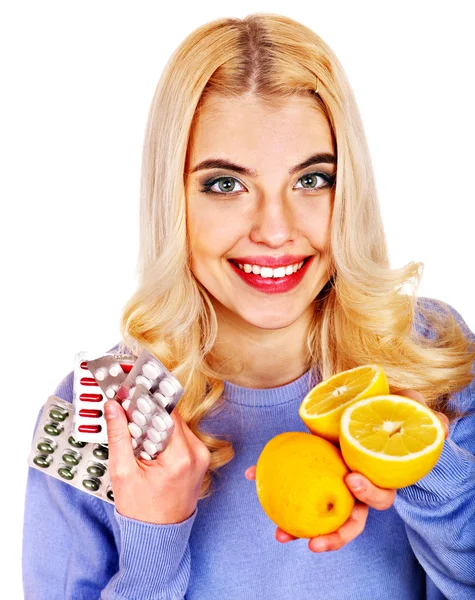 Mujer tomando tabletas y limón . —  Fotos de Stock