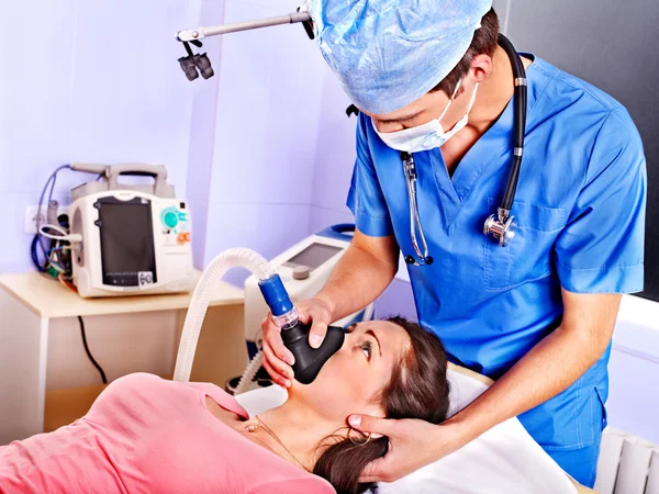 Le patient porte un masque d'anesthésie à l'hôpital . — Photo