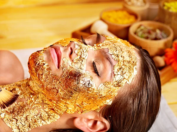 Woman getting facial mask . — Stock Photo, Image