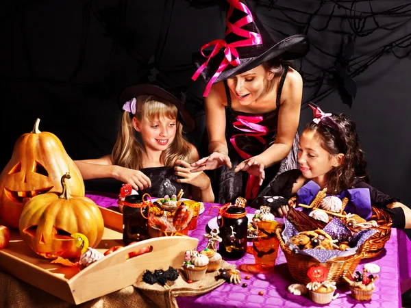 Familia en la fiesta de Halloween con niños . — Foto de Stock