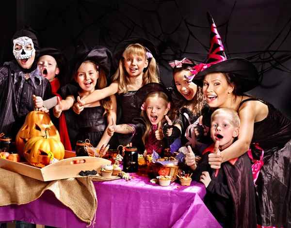 Crianças na festa de Halloween fazendo abóbora — Fotografia de Stock