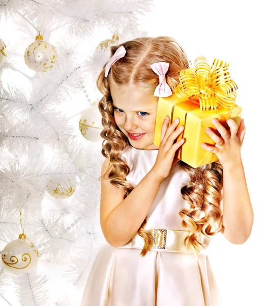 Bambino con scatola regalo vicino all'albero di Natale bianco . — Foto Stock