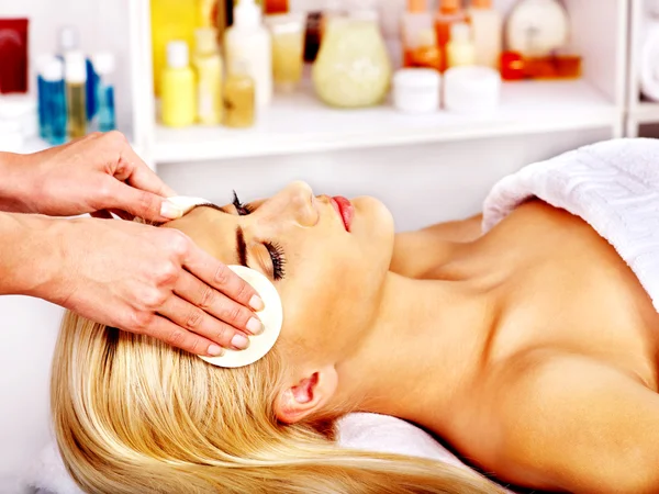 Mujer recibiendo masaje facial  . — Foto de Stock