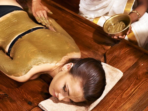 Mulher com massagem corporal Ayurvédica spa . — Fotografia de Stock