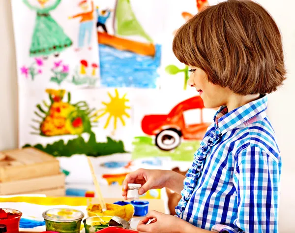 Child painting at easel. — Stock Photo, Image