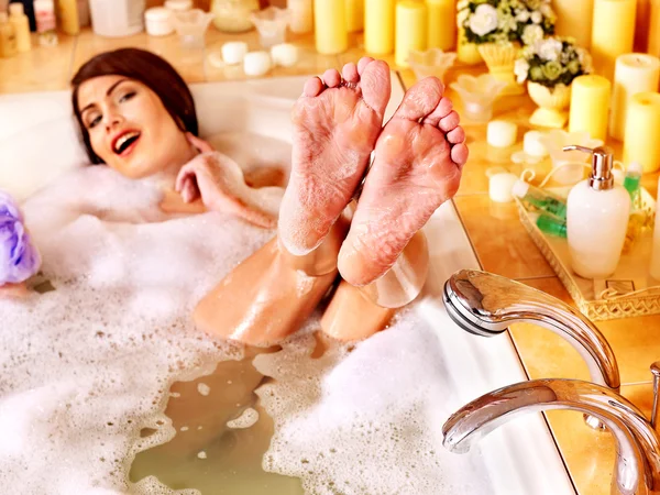 Mujer relajante en baño de burbujas . — Foto de Stock