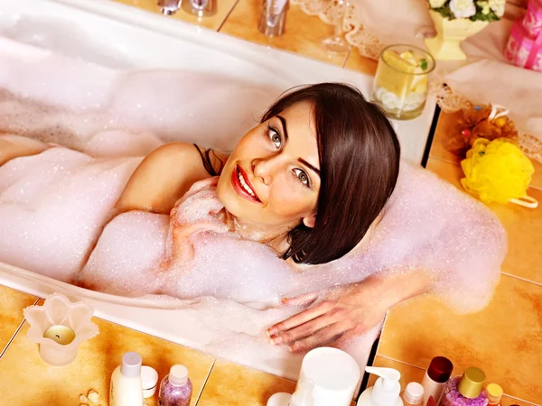 Kvinna avkopplande på bubble bath. — Stockfoto