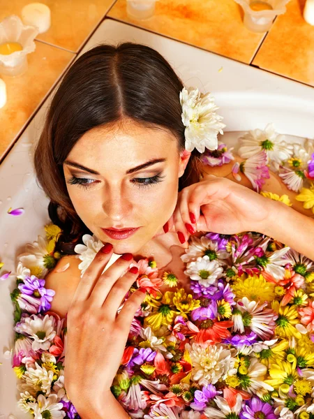 Mujer en spa de flores . — Foto de Stock