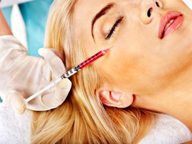 kadın Botox enjeksiyonları.