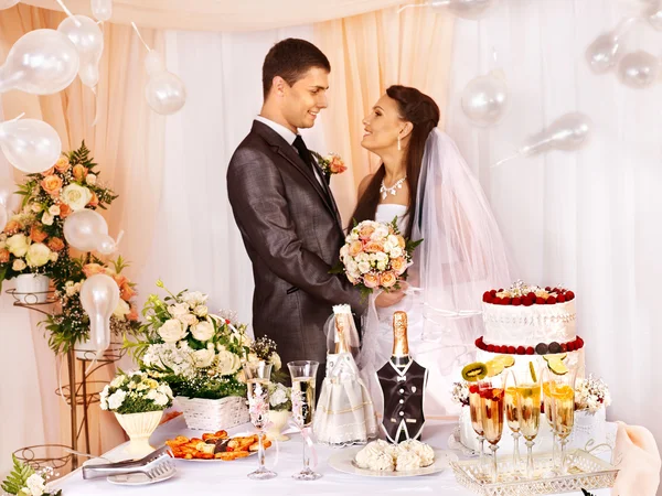 Groupe de personnes à la table de mariage . — Photo