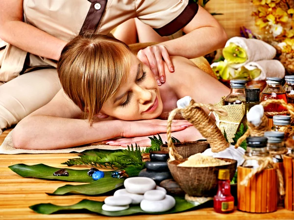 Mulher recebendo massagem bola de ervas  . — Fotografia de Stock