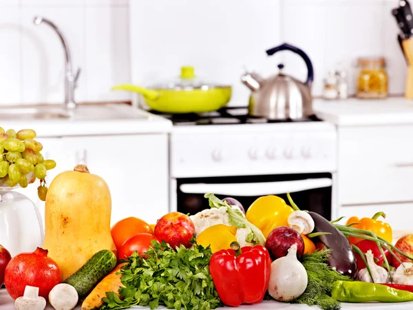 Interno della cucina con verdure . — Foto Stock